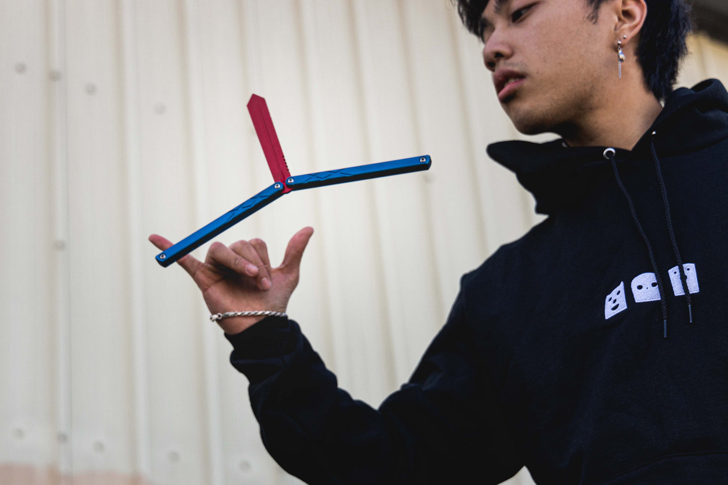 Jelly flipping a red blade, teal handle swordfish