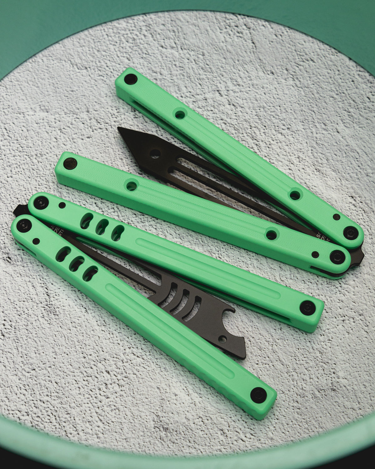 Mint Krake Raken & Squidtrainer Closed Position On Cement Background