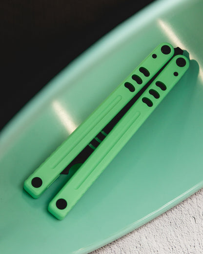Mind Mako closed on green surface
