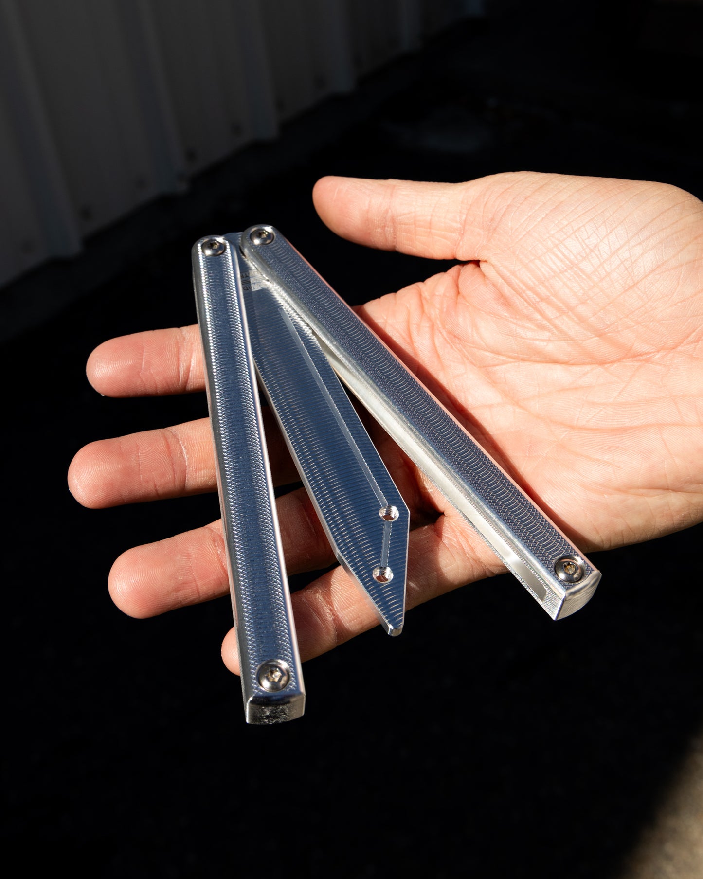 squiddy-alt in close position on a hand