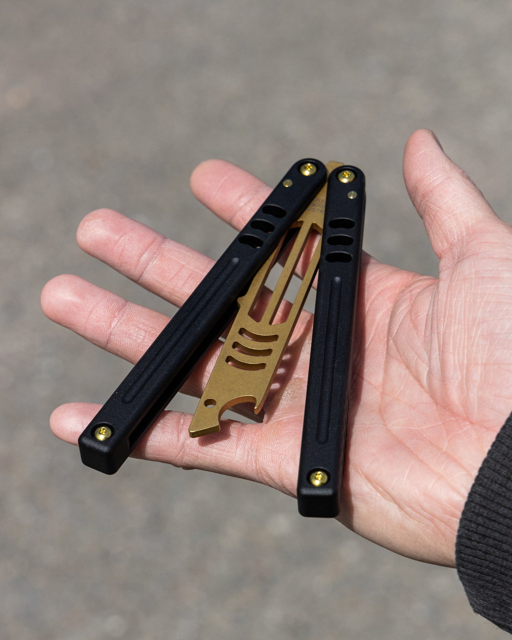 Topaz Mako V5 semi closed position on hand blur background