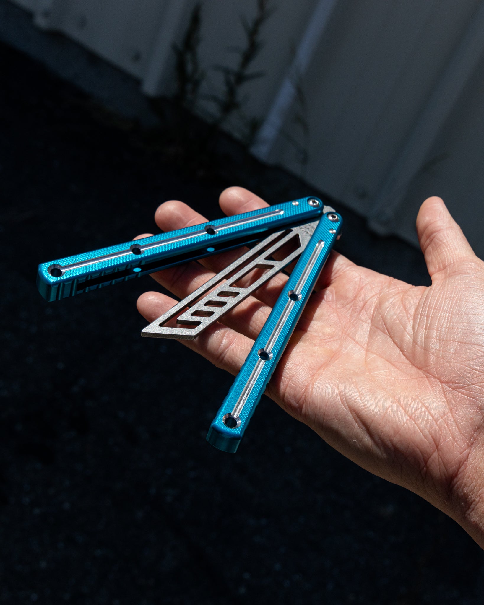 dual tone teal krake raken on hand in close position