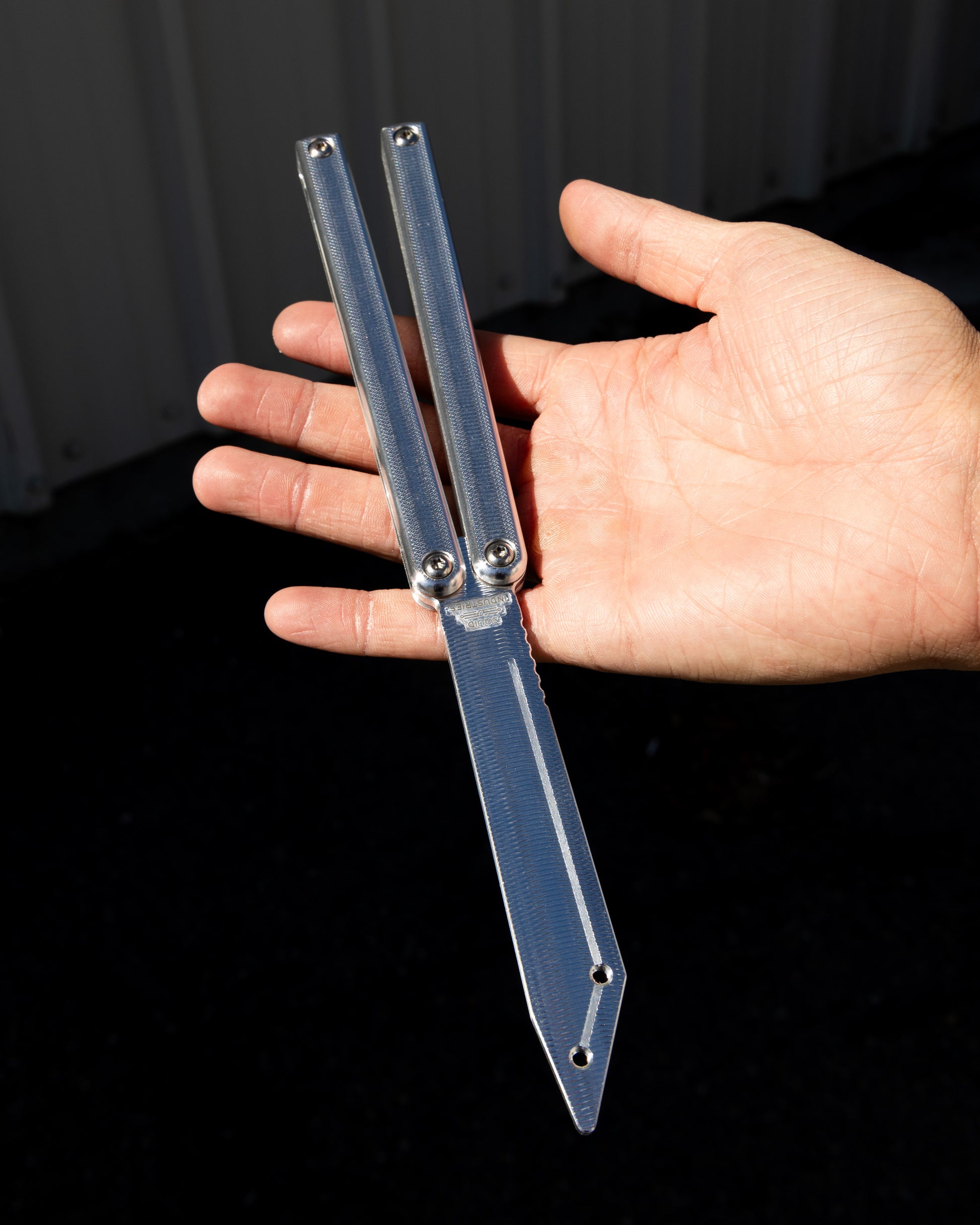 squiddy-alt in open position on a hand 