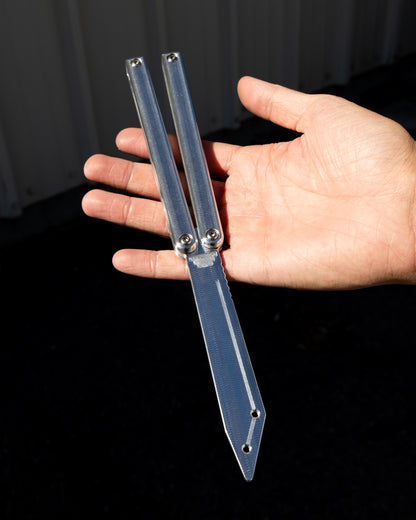 squiddy-alt in open position on a hand 